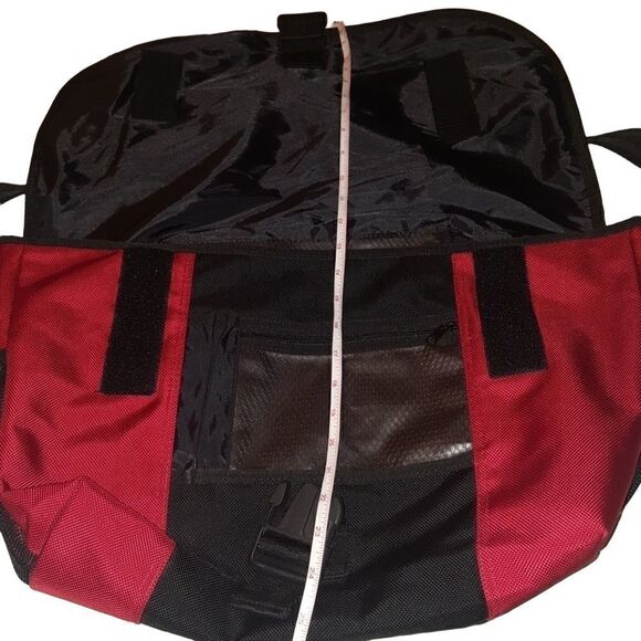 GAP NYLON  MESSENGER BAG WITH ADJUSTABLE STRAP AND SNAP IN BUCKLE CLOSURE - Picture 3 of 8